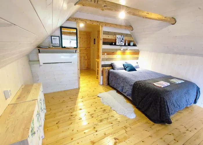 Self Check-in Attic Next To Hiking Trails *